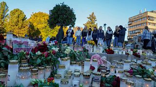 زهور وشموع موضوعة في نصب تذكاري مؤقت لضحايا هجوم كونغسبيرغ، النرويج، 15 أكتوبر 2021