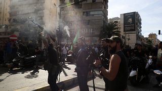 تیراندازی هوایی شبه‌نظامیان جنبش امل در جریان تشییع جنازه قربانیان خشونت‌های پنجشنبه در جنوب بیروت