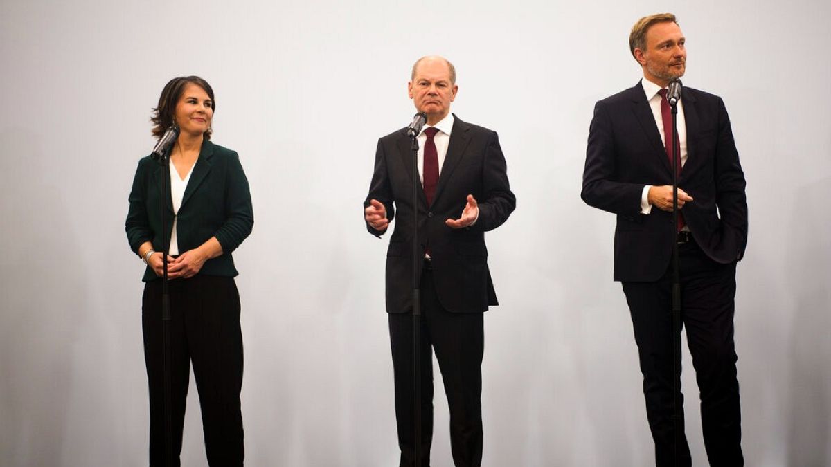 Yeşiller Eş Başkanı Annalena Baerbock (solda) SPD Başbakan Adayı Olaf Schulz (ortada) ve Hür Demokratik Parti Lideri Christian Lindner (sağda)
