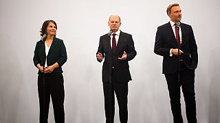 Yeşiller Eş Başkanı Annalena Baerbock (solda) SPD Başbakan Adayı Olaf Schulz (ortada) ve Hür Demokratik Parti Lideri Christian Lindner (sağda)
