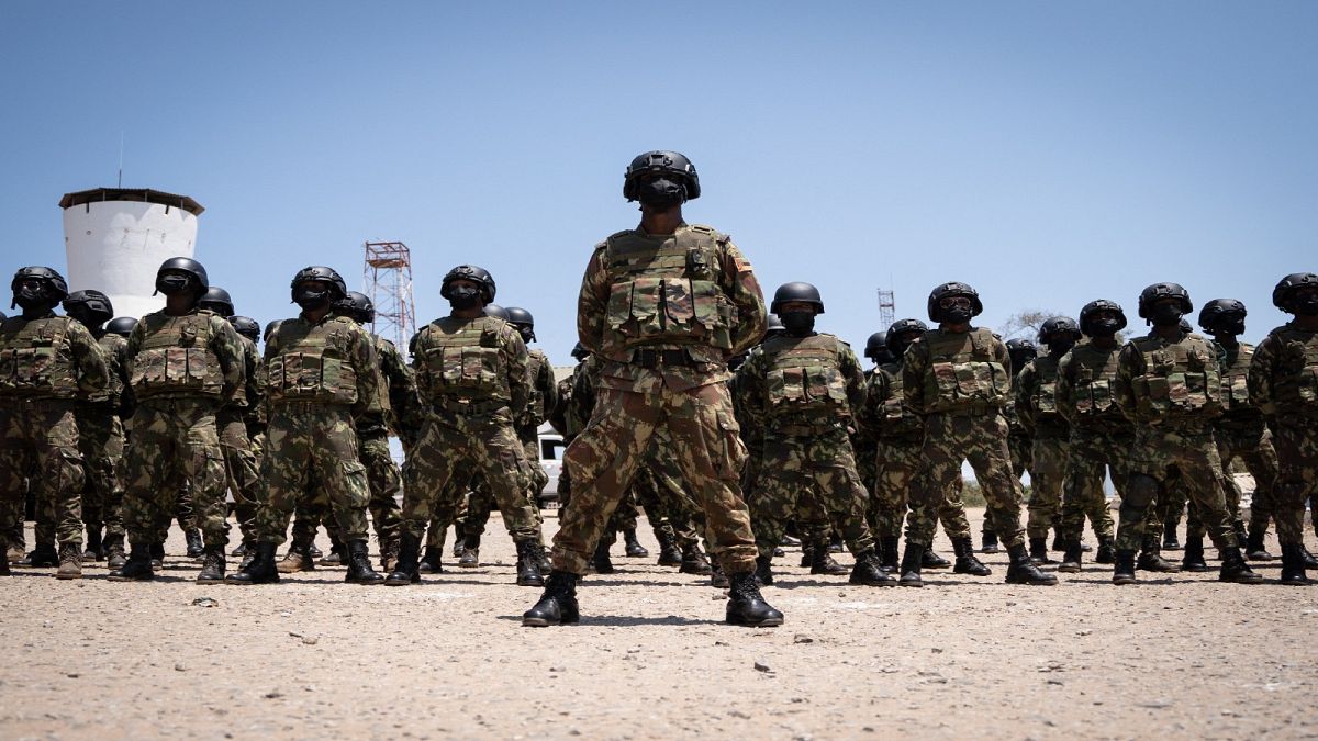  جنود تابعون للقوات المسلحة في موزمبيق، مقاطعة كابو ديلجادو ، موزمبيق ،  مدينة بيمبا، مقاطعة مكابو ديلغادو، موزمبيق. في 24 سبتمبر 2021 