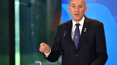 Soros-bábnak nevezett EP-képviselőket a szlovén kormányfő
