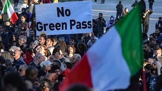 مظاهرات احتجاجية ضد إلزامية الشهادة الصحيّة في سيركو ماسيمو في روما، إيطاليا، 15 أكتوبر 2021