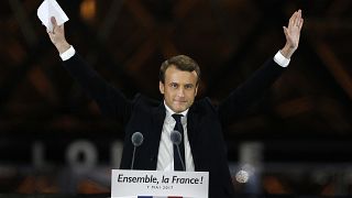 Emmanuel Macron, gesticula durante la celebración de su victoria frente al museo del Louvre en París, Francia, el domingo 7 de mayo de 2017.