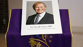 Portrait de David Amess déposé dans l'église catholique de Leigh-on-Sea, pour une veillée funèbre, le 15/10/2021