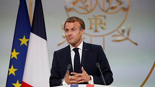 يلقي الرئيس الفرنسي إيمانويل ماكرون خطابًا خلال احتفال بذكرى "الحركى" الجزائريين الذين ساعدوا الجيش الفرنسي في حرب الاستقلال الجزائرية، قصر الإليزيه في باريس، 20 سبتمبر 2021