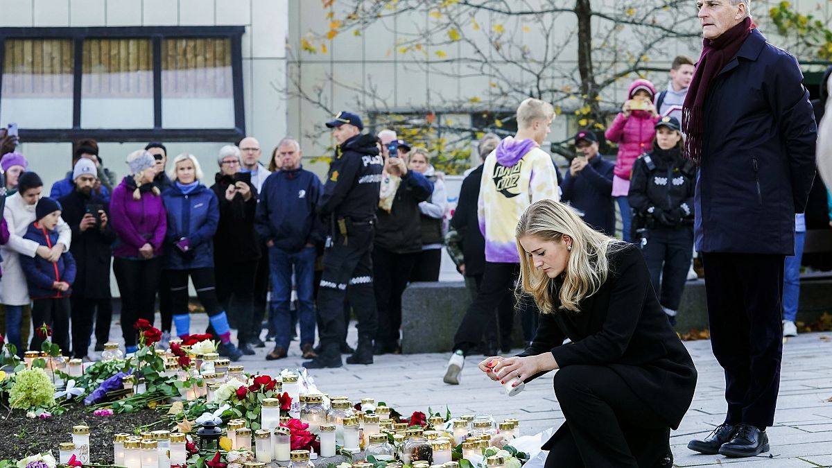  Kongsberg, reali norvegesi commemorano le persone uccise nell'attacco