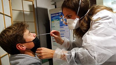 Los test de COVID dejan de ser gratis en Francia para los adultos no vacunados