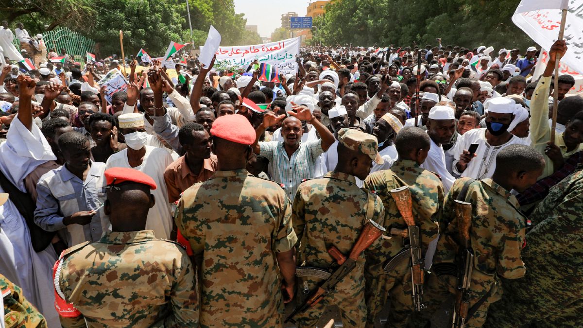 متظاهرون سودانيون يشاركون في مسيرة للمطالبة بحل الحكومة الانتقالية خارج القصر الرئاسي بالخرطوم في 16 أكتوبر 2021.