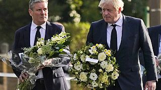 Le Premier ministre conservateur Boris Johnson et le chef du parti d'opposition travailliste, Keir Starmer, ont déposé des gerbes de fleurs sur les lieux du drame.