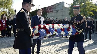 Macron depone una corona di fiori vicino al Pont de Bezons a Colombes, vicino a Parigi