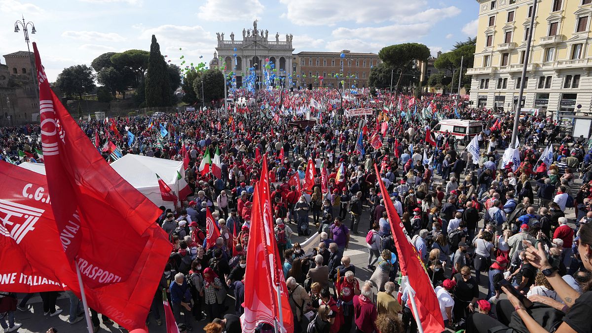 Decenas de miles de personas protestan contra el fascismo en Roma