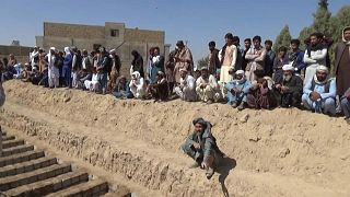 العائلات الشيعة الأفغان تدفن القتلى مع تصاعد حصيلة هجوم قندهار.
