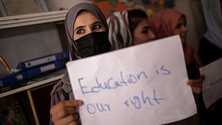 در بیشتر نقاط افغانستان دختران دبیرستانی هنوز اجازه بازگشت به مدارس را پیدا نکرده‌اند