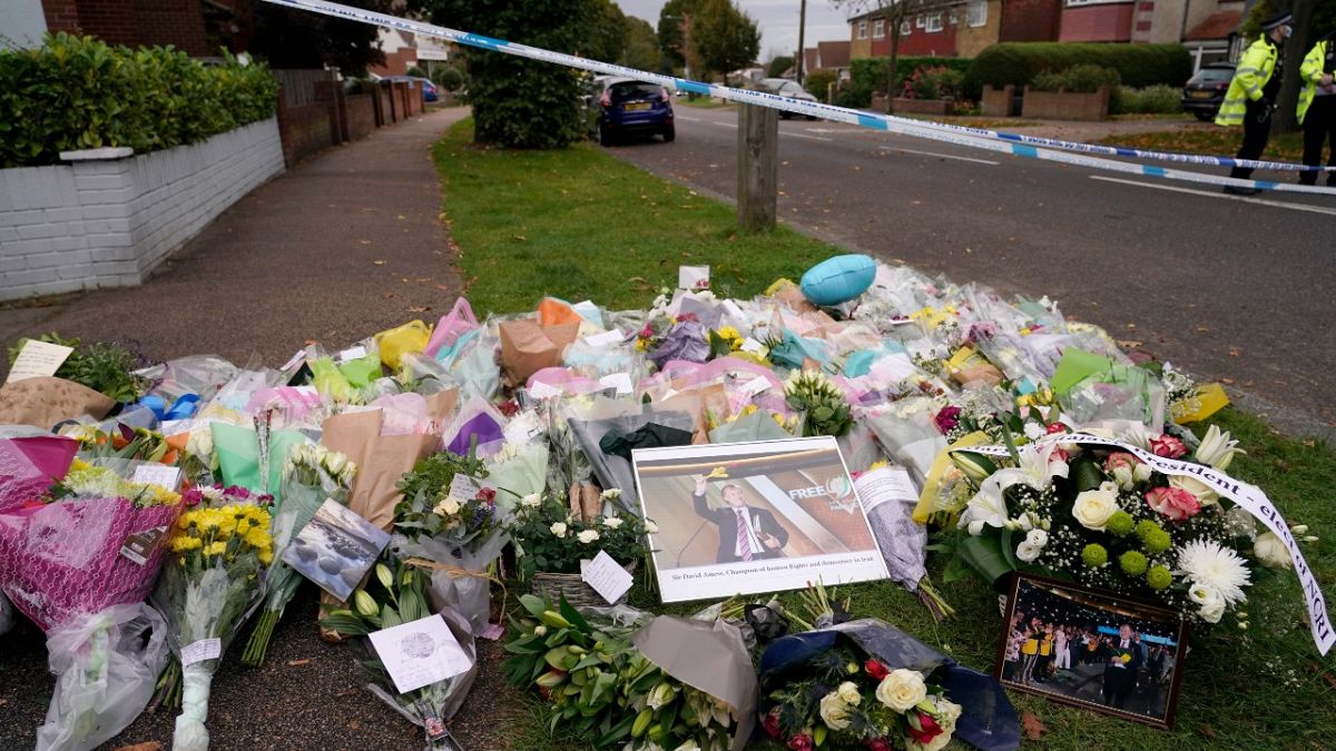 المكان الذي قتل به عضو البرلمان ديفيد أميس وباقات من الأزهار،إسيكس، بريطانيا.
