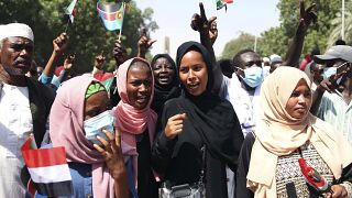 متظاهرون سودانيون يشاركون في مسيرة للمطالبة بحل الحكومة الانتقالية، خارج القصر الرئاسي في الخرطوم، السودان.