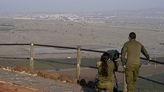 Archív fotó: izraeli katonák a Golán fennsíkról Szíriát kémlelik