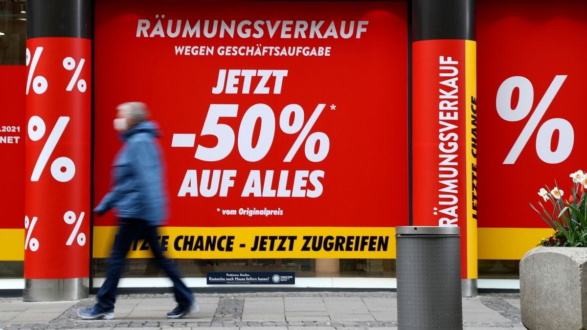 تبلیغ حراج ۵۰ درصدی مغازه‌ای در مونیخِ آلمان به دلیل تعطیلی کسب و کار