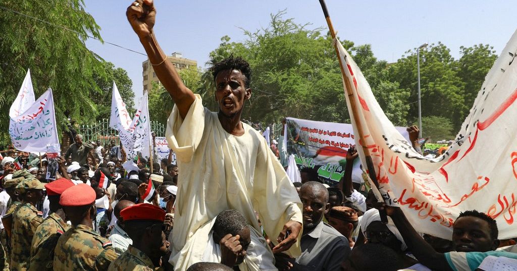 Sudan: Pro-army protesters rally again, stage sit-in near Presidential palace - Vimarsana News