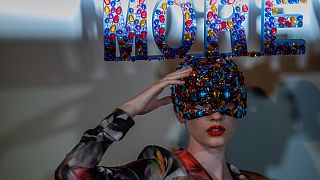 Felirat egy modell fején a Virag Kerenyi divatbemutatón 