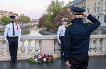  قائد شرطة باريس ديدييه لالمان يضع إكليل زهور قرب نهر السين الأحد في الذكرى الستين لمذبحة الجزائريين في عهد سلفه موريس بابون. 