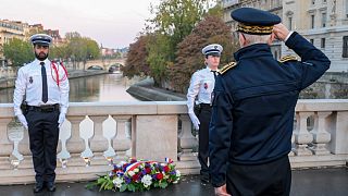  قائد شرطة باريس ديدييه لالمان يضع إكليل زهور قرب نهر السين الأحد في الذكرى الستين لمذبحة الجزائريين في عهد سلفه موريس بابون.