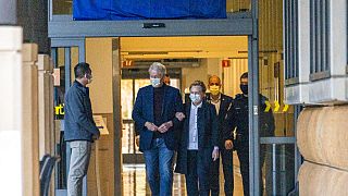 Bill Clinton lascia l'University of California Irvine Medical Center.