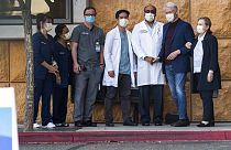 El expresidente de EEUU Bill Clinton posa junto a su esposa Hillary y el equipo médico que le atendió en el hospital de la Universidad de Calfornia