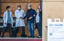 الرئيس السابق بيل كلينتون  وهيلاري كلينتون والطاقم الطبي بعد تسريحه من مركز إيرفين الطبي بجامعة كاليفورنيا في أورانج، كاليفورنيا.
