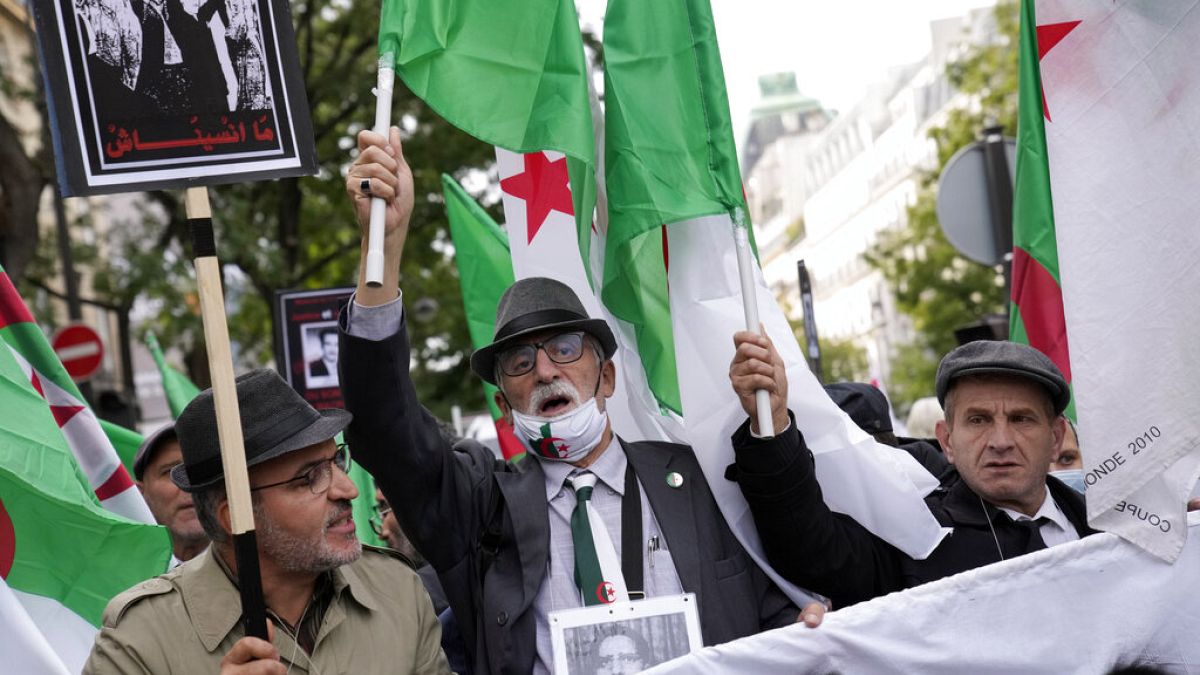 I manifestanti a Parigi, nel giorno del 60esimo anniversario del massacro degli algerini