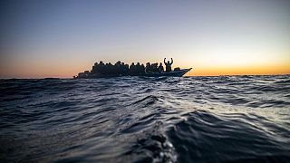مهاجرون ولاجئون على متن قارب خشبي مكتظ، في البحر الأبيض المتوسط.