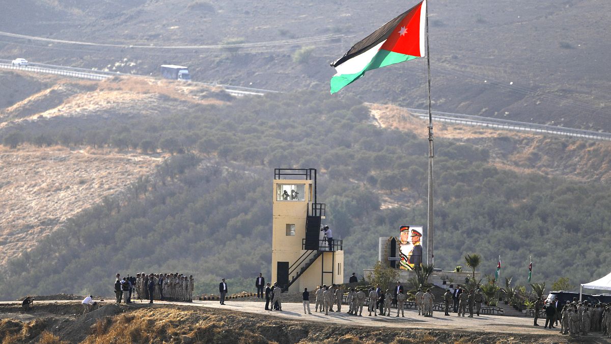 العلم الأردني في وادي الأردن 