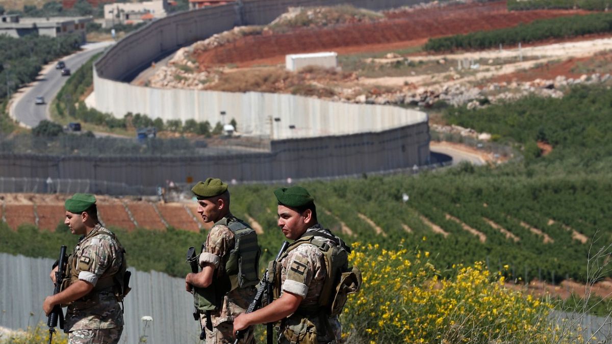 جنود من الجيش اللبناني على الحدود اللبنانية الإسرائيلية في قرية كفركلا الجنوبية بلبنان.