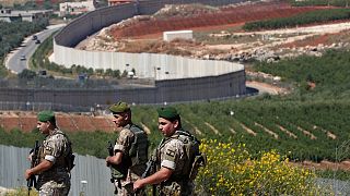 جنود من الجيش اللبناني على الحدود اللبنانية الإسرائيلية في قرية كفركلا الجنوبية بلبنان.