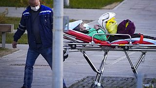 Une patiente probablement contaminée au Covid-19 sur un brancard, dans la banlieue de Moscou, le 11 octobre 2021
