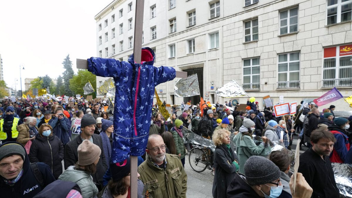 Miles de polacos se solidarizan con los inmigrantes