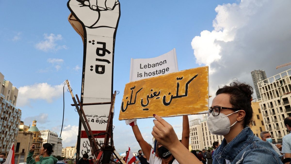 متظاهرون في ساحة الشهداء في بيروت ، في الذكرى الثانية للحركة الاحتجاجية، لبنان.