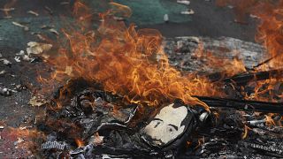 Un muñeco del presidente Nayib Bukele es incendiado por manifestantes durante una protesta antigubernamental en San Salvador, El Salvador, el 17 de octubre de 2021.