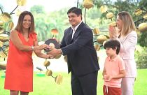 El presidente de Costa Rica, Carlos Alvarado, recibe el premio Earthshot