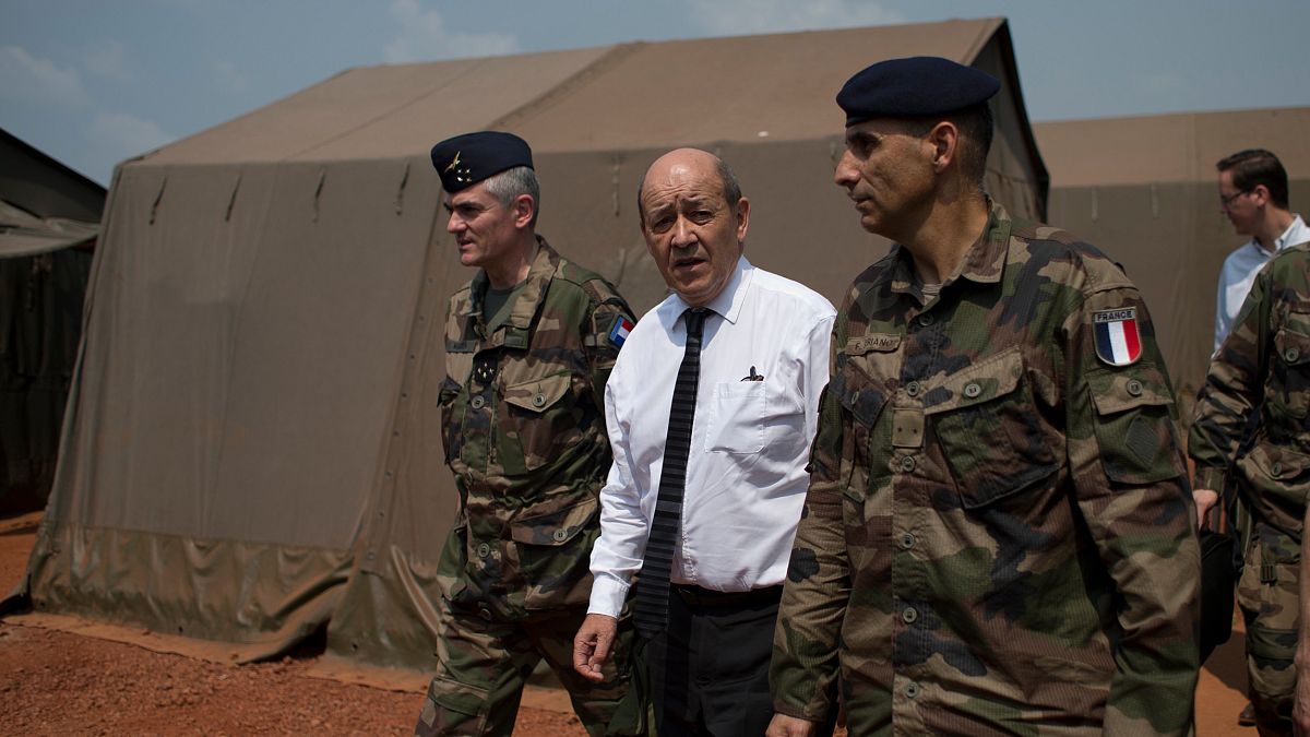 جان-إيف لودريان عندما كان وزيراً للدفاع خلال زيارة إلى جمهورية إفريقيا الوسطى 