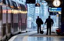 Almanya'nın Frankfurt kentinde merkez tren istasyonunda bir işçi