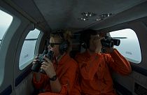  متطوعان في طائرة لمنظمة "سي ووتش" الألمانية غير الحكومية فوق البحر الأبيض المتوسط بين ليبيا وجزيرة لامبيدوزا الإيطالية، 5 أكتوبر 2021