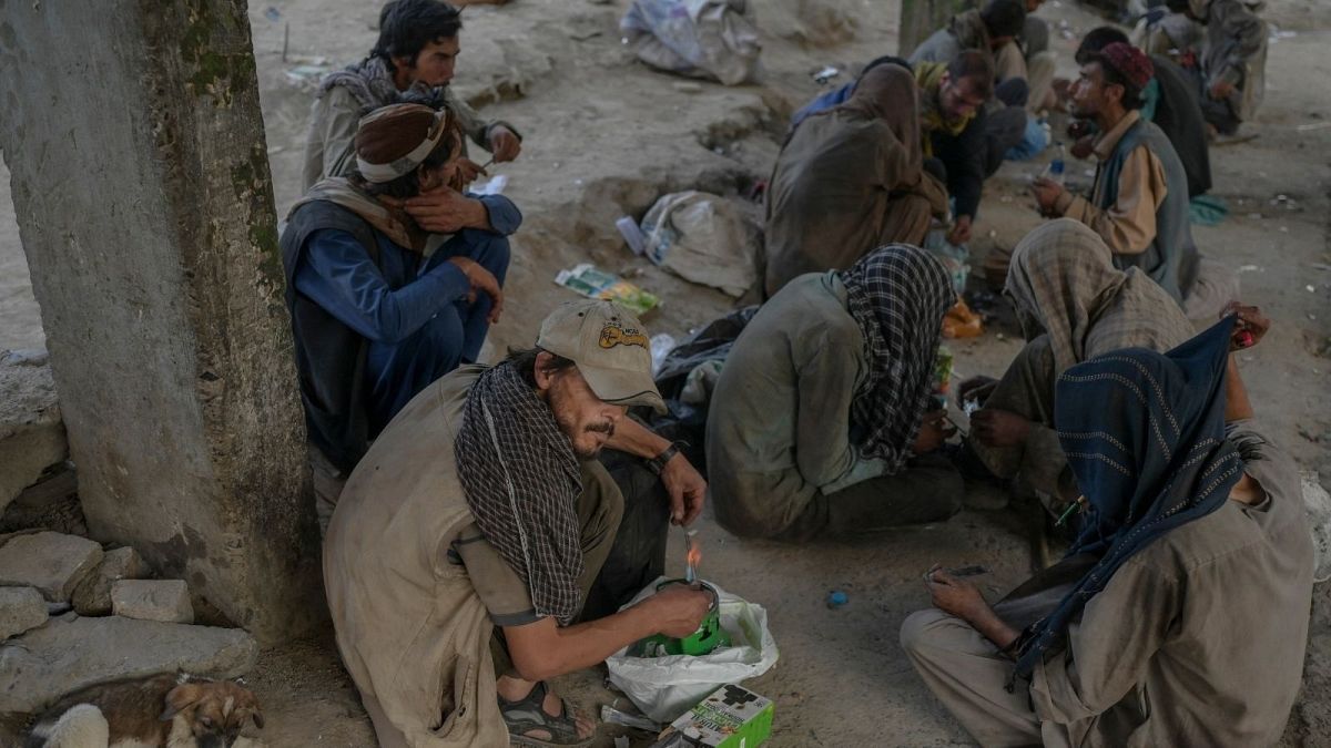 تجمع تعدادی از معتادان به مواد مخدر در پناه پُل سوخته واقع در غرب کابل 