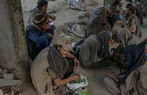 تجمع تعدادی از معتادان به مواد مخدر در پناه پُل سوخته واقع در غرب کابل