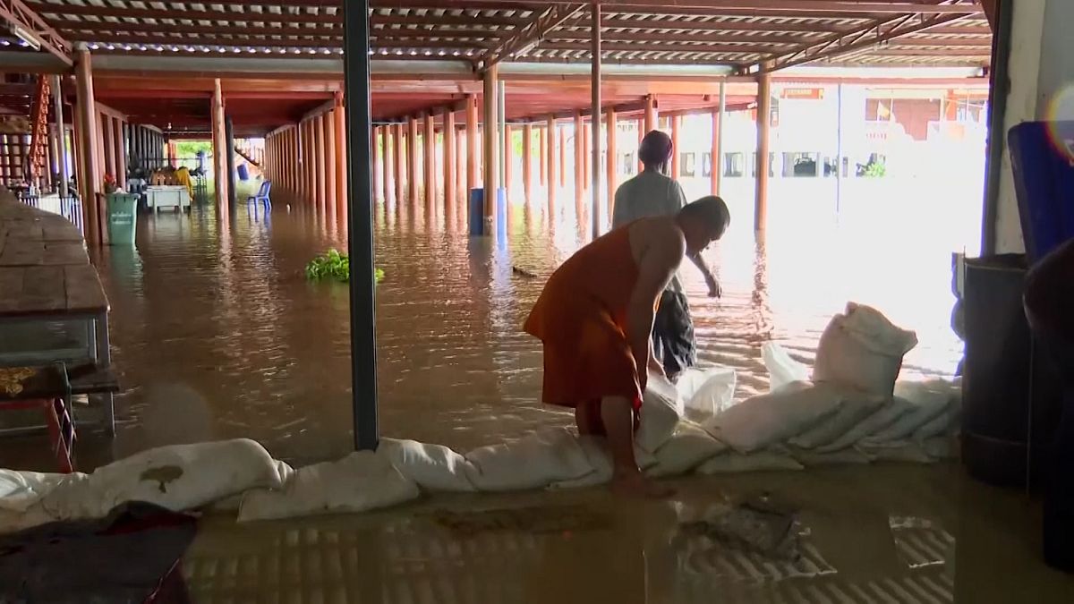 Tailândia enfrenta inundações por causa das chuvas torrenciais