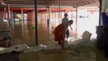 Rains and the emptying of a dam cause flooding in Thailand