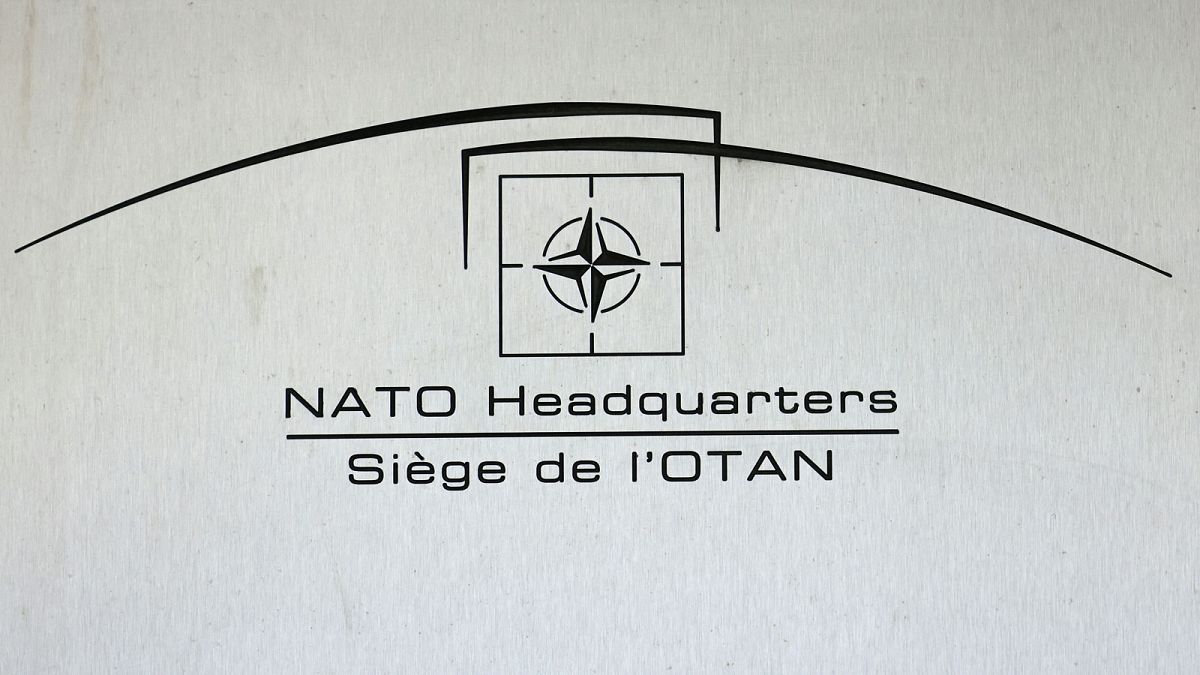 Emblème de l'OTAN sur l'un des murs du siège de l'organisation à Bruxelles, photographié en juin 2021 