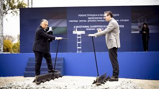 Orbán Viktor miniszterelnök és Aleksandar Vucic szerb elnök a Szeged-Szabadka vasútvonal felújításindító ünnepségén 2021. október 18-án.