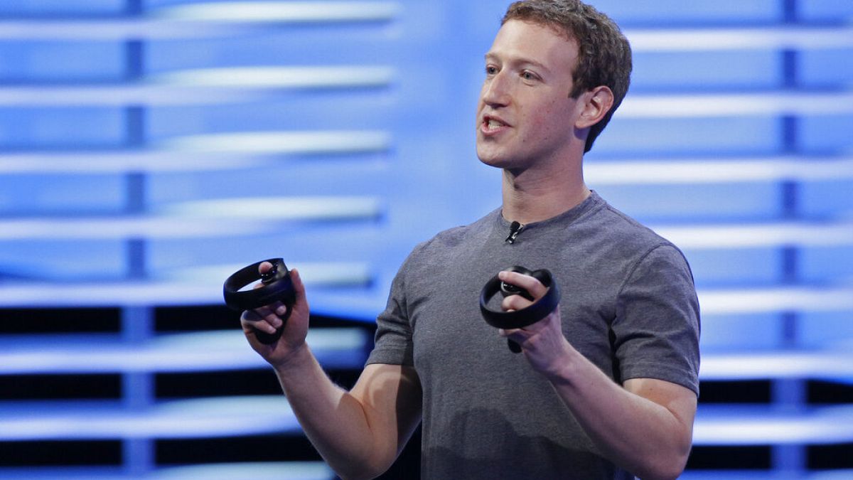 Archivo. El fundador de Facebook presenta unos mandos de realidad virtual en la conferencia anual F8.
