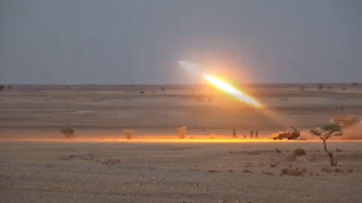 صورة لعناصر من جبهة البوليساريو يطلقون صاروخاً باتجاه الأراضي المغربية 14 تشرين الأول/أكتوبر 2021